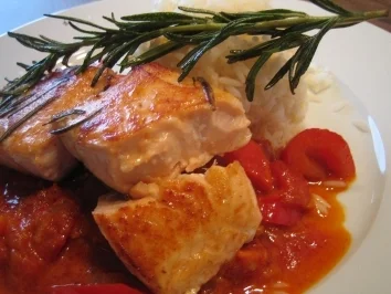 Lachsfilet auf asiatischer Paprika-Tomaten-Sauce mit Reis - Rezept