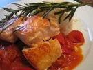 Lachsfilet auf asiatischer Paprika-Tomaten-Sauce mit Reis - Rezept