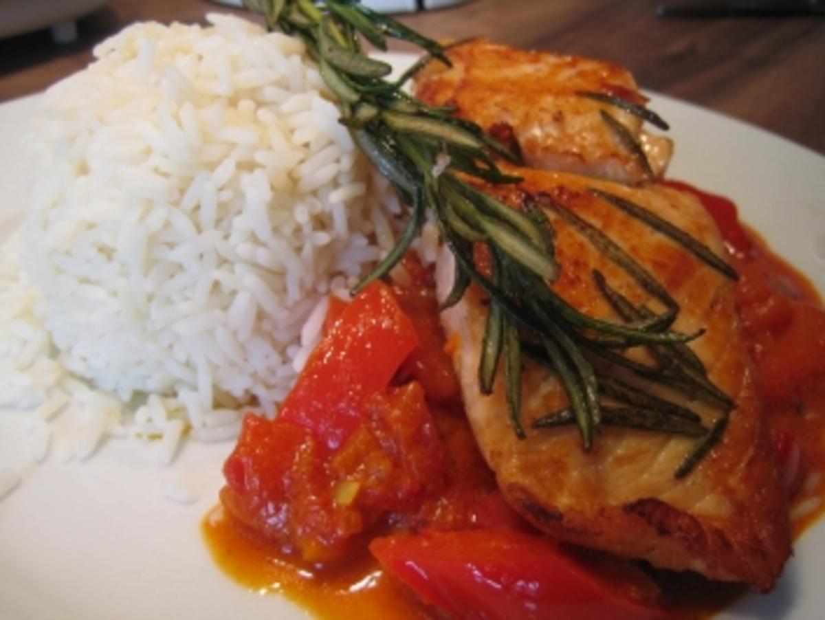 Lachsfilet auf asiatischer Paprika-Tomaten-Sauce mit Reis - Rezept - Bild Nr. 2