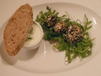 Rezept: Lachsbällchen in Gurkensuppe, dazu Walnussbrot Lachsbällchen in Gurkensuppe, dazu Walnussbrot - Rezept