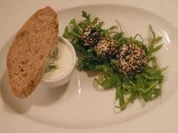 Lachsbällchen in Gurkensuppe, dazu Walnussbrot - Rezept