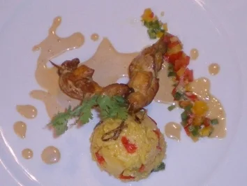 Gefüllte Babyananas mit Reis und Saté-Spieß an Erdnusssoße - Rezept