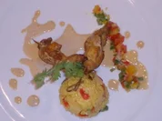 Gefüllte Babyananas mit Reis und Saté-Spieß an Erdnusssoße - Rezept