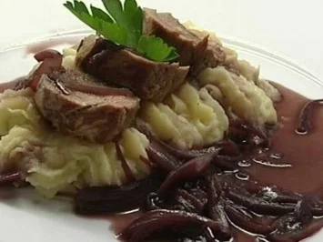 Schweinefilet an Rotweinzwiebelsoße auf Kartoffel-Ingwerpüree - Rezept