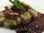 Schweinefilet an Rotweinzwiebelsoße auf Kartoffel-Ingwerpüree - Rezept