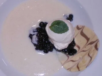 Grießsuppe mit Blaubeeren - Rezept