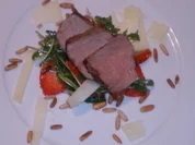 Rezept: Strauß im Rucolanest an Erdbeeren und Pecorino Strauß im Rucolanest an Erdbeeren und Pecorino - Rezept