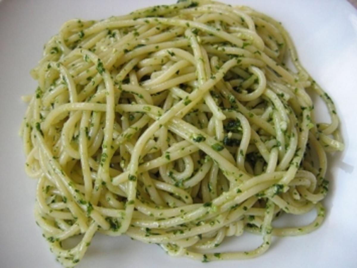 Bilder für Nudeln mit Basilikumpesto - Rezept