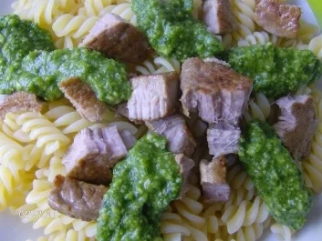 Bärlauchpesto umspielt Fusilli - Nudeln und Schweinefiletstückchen - Rezept
