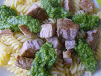 Bärlauchpesto umspielt Fusilli - Nudeln und Schweinefiletstückchen - Rezept