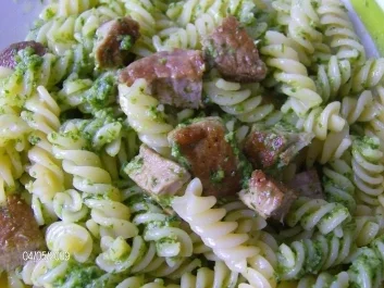 Bärlauchpesto umspielt Fusilli - Nudeln und Schweinefiletstückchen - Rezept - Bild Nr. 2