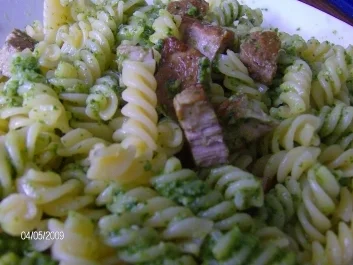 Bärlauchpesto umspielt Fusilli - Nudeln und Schweinefiletstückchen - Rezept - Bild Nr. 3