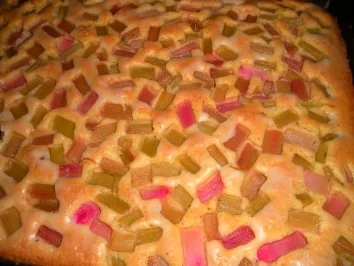 Saftiger Rhabarberkuchen mit Mascarponesahne - Rezept