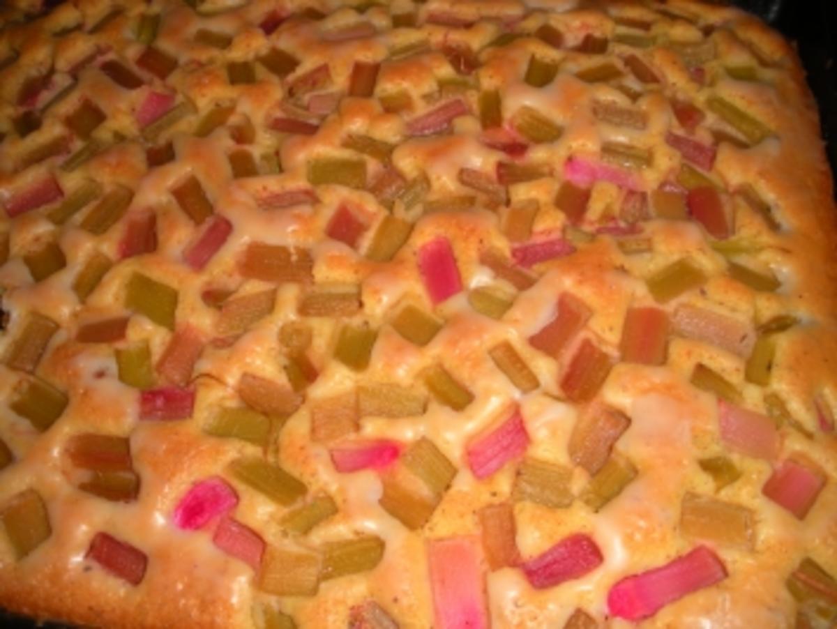 Saftiger Rhabarberkuchen mit Mascarponesahne - Rezept - kochbar.de