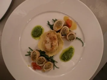 Gebratene Jakobsmuscheln an Rucolapesto und gefüllte Calamaretti auf Algen - Rezept