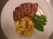 Entenbrust in Orangensoße mit Kartoffelgratin und Zuckerschoten - Rezept
