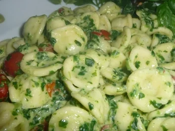 Rezept: Orecchiette mit Spinat,Sahne,Rouquefort,Tomaten und Chilli Orecchiette mit Spinat,Sahne,Rouquefort,Tomaten und Chilli - Rezept
