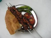 Mariniertes Putenkebap mit gegrillen Tomaten und Pepperonie - Rezept