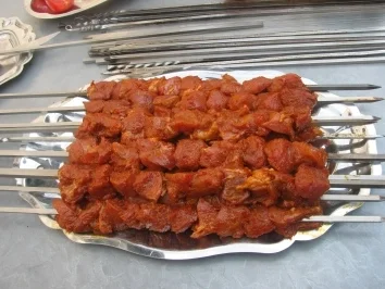 Mariniertes Putenkebap mit gegrillen Tomaten und Pepperonie - Rezept - Bild Nr. 2