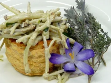 Rezept: Hopfenspargelragout in Blätterteigpasteten Hopfenspargelragout in Blätterteigpasteten - Rezept