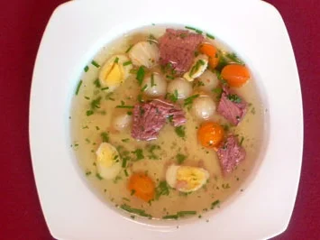 Rinderbrühe mit Gemüseperlen, Wachtelei und Blattgold - Rezept