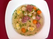 Rinderbrühe mit Gemüseperlen, Wachtelei und Blattgold - Rezept