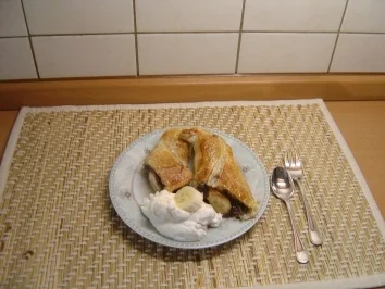 Rezept: Bananen-Nusshörnchen mit Himbeersahne Bananen-Nusshörnchen mit Himbeersahne - Rezept