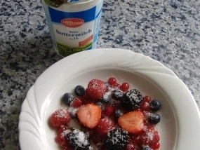 Beerenkaltschale mit Buttermilch - Rezept - Bild Nr. 2