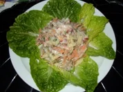 Rohkostsalat auf Römersalatbett und Dill-Joghurtdressing - Rezept