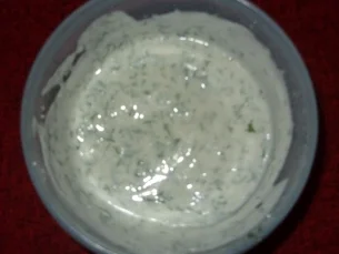 Rohkostsalat auf Römersalatbett und Dill-Joghurtdressing - Rezept - Bild Nr. 3