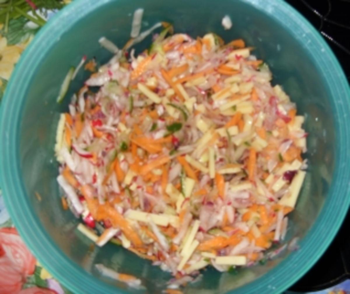 Rohkostsalat auf Römersalatbett und Dill-Joghurtdressing - Rezept - Bild Nr. 2