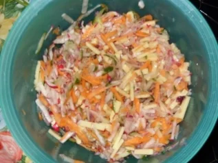 Rohkostsalat auf Römersalatbett und Dill-Joghurtdressing - Rezept - Bild Nr. 2