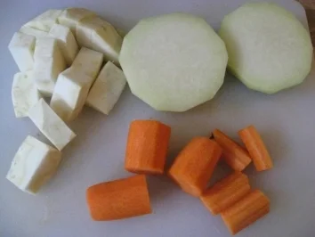 gefüllte  Poulardenbrust mit Bärlauchfarce , Kohlrabikörbchen & violetten Kartoffeln - Rezept - Bild Nr. 2