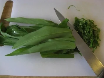 gefüllte  Poulardenbrust mit Bärlauchfarce , Kohlrabikörbchen & violetten Kartoffeln - Rezept - Bild Nr. 6