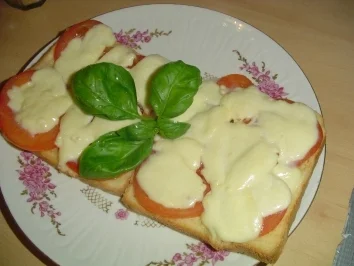 Rezept: Überbackenes Toast mit Tomate und Mozarella Überbackenes Toast mit Tomate und Mozarella - Rezept
