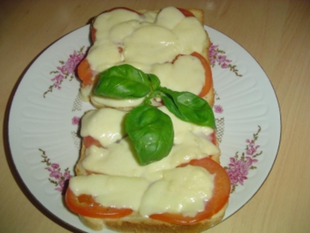 Überbackenes Toast mit Tomate und Mozarella - Rezept - Bild Nr. 2