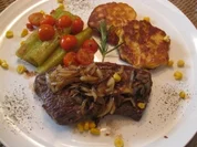 Amerikanisches  Rumpsteak glasierten Zwiebeln , Staudensellerie mit Cocktailtomaten & Maispfannkuchen - Rezept