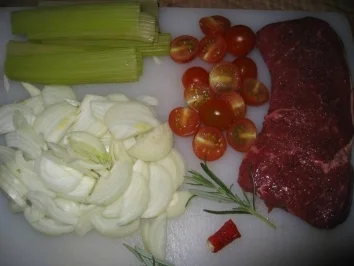 Amerikanisches  Rumpsteak glasierten Zwiebeln , Staudensellerie mit Cocktailtomaten & Maispfannkuchen - Rezept - Bild Nr. 2