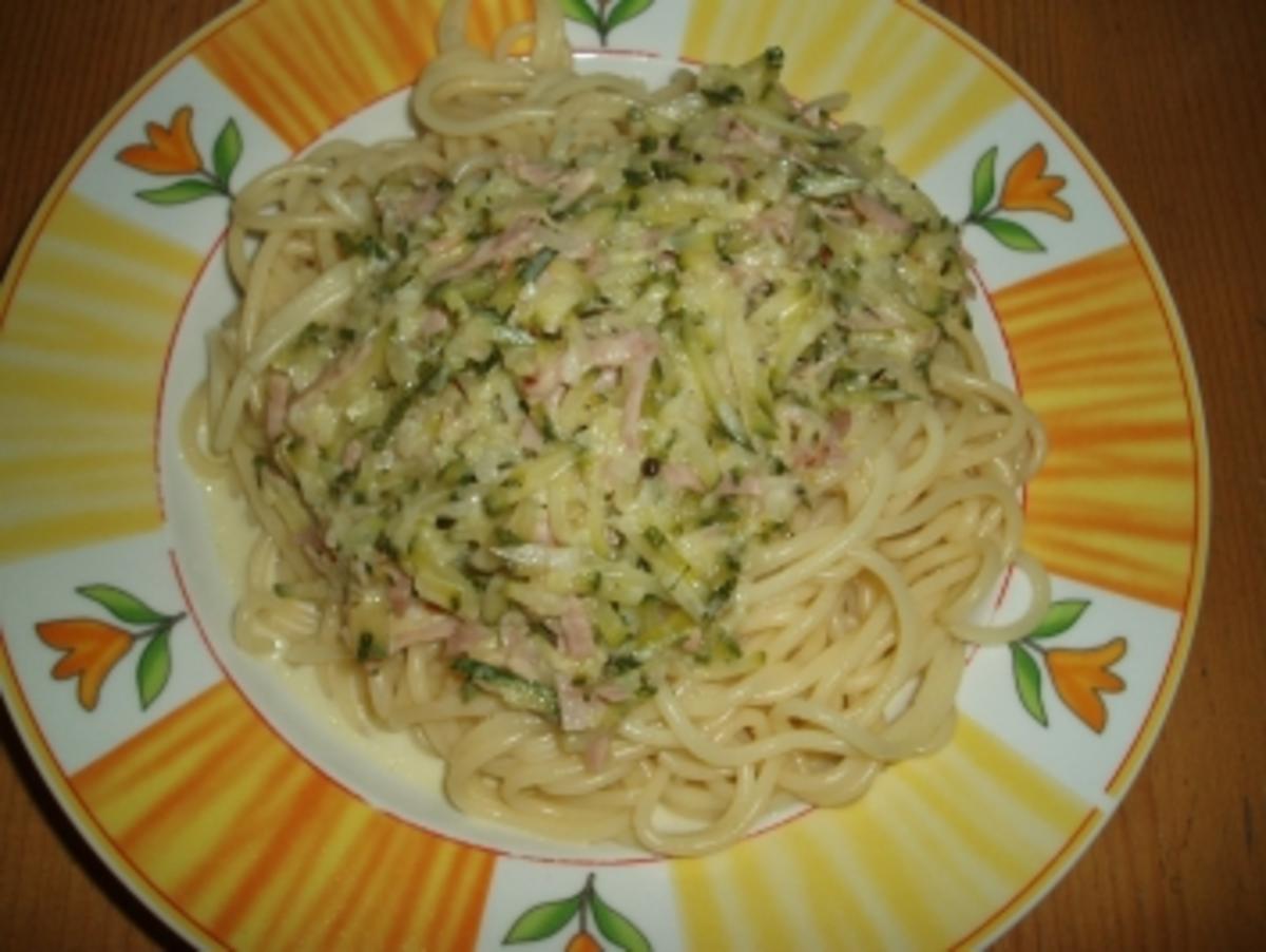 Spaghetti mit Zucchini-Schinken-Oberssoß - Rezept