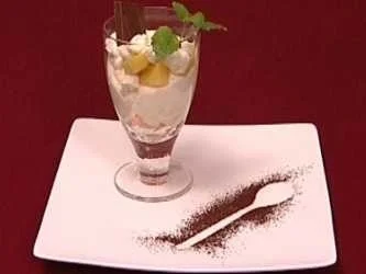 Rezept: Quark-Meringen mit frischen Früchten und Schweizer Käse (Frank und Maria Schmidt) Quark-Meringen mit frischen Früchten und Schweizer Käse (Frank und Maria Schmidt) - Rezept