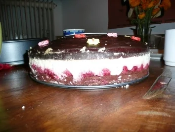 Rezept: Schokoladen-Vanille-Himbeertorte Bild Nr. 2 Schokoladen-Vanille-Himbeertorte - Rezept - Bild Nr. 2