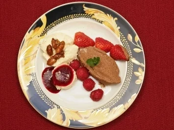 Rezept: Mandeleis, Mousse au Chocolat und Panna Cotta mit Himbeersoße (Gülcan und Petra Kamps) Mandeleis, Mousse au Chocolat und Panna Cotta mit Himbeersoße (Gülcan und Petra Kamps) - Rezept