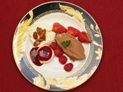 Mandeleis, Mousse au Chocolat und Panna Cotta mit Himbeersoße  (Gülcan und Petra Kamps) - Rezept