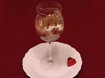Der Schneeleopard im Erdbeerfeld - Schichtdessert mit Erdbeeren (Thomas und Helene Enns) - Rezept