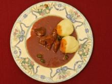 Ungarisches Gulasch mit Kartoffelklößen (Dolly Buster und Helena Dvorak) - Rezept