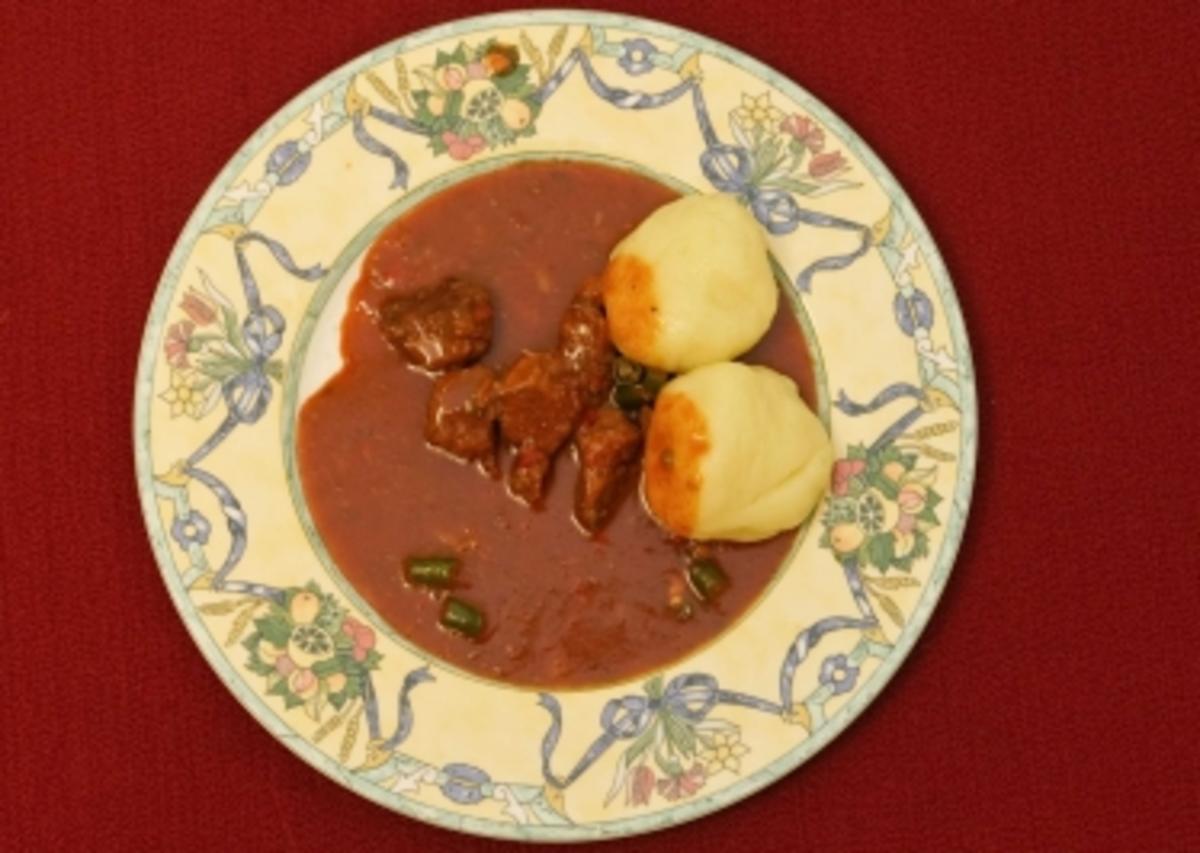 Bilder für Ungarisches Gulasch mit Kartoffelklößen (Dolly Buster und Helena Dvorak) - Rezept