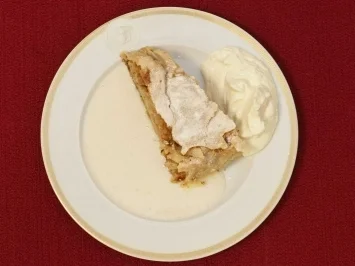 Apfelstrudel mit Vanille-Soße (Dolly Buster und Helena Dvorak) - Rezept