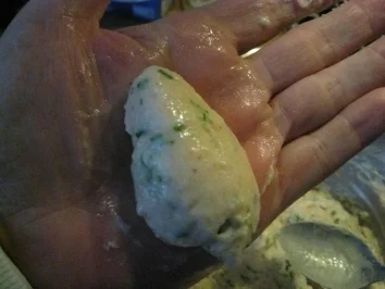 Geflügelnockeln in einer Sauce mit frischen Spargel , Erbsen & Butterreistimbale - Rezept - Bild Nr. 4