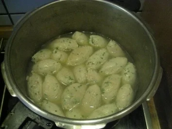 Geflügelnockeln in einer Sauce mit frischen Spargel , Erbsen & Butterreistimbale - Rezept - Bild Nr. 5