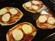 Rezept: Pizzetta di Parma mit Mozzarella und Rucola Pizzetta di Parma mit Mozzarella und Rucola - Rezept